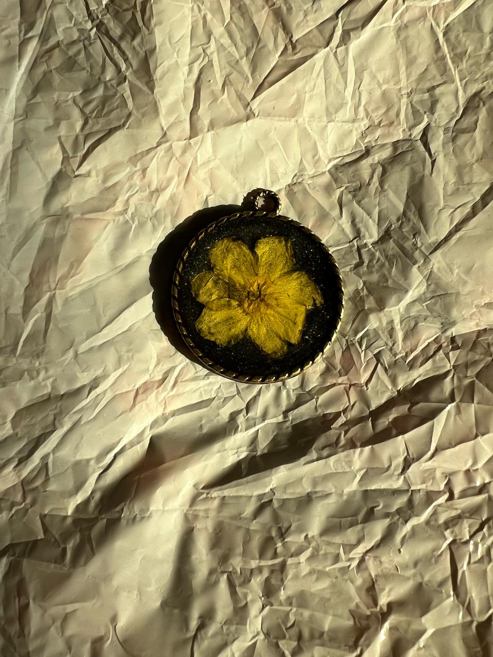 Pressed Flower Necklace – Yellow Botanical Resin Jewelry